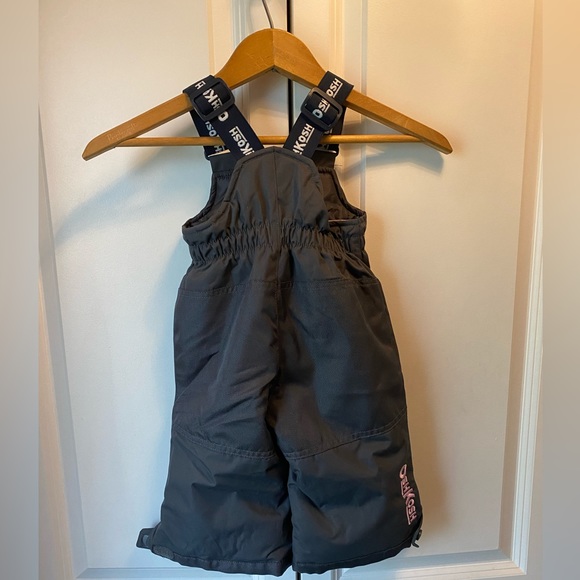 OshKosh size 12 month grey and pink two piece snow set - Picture 7 of 9